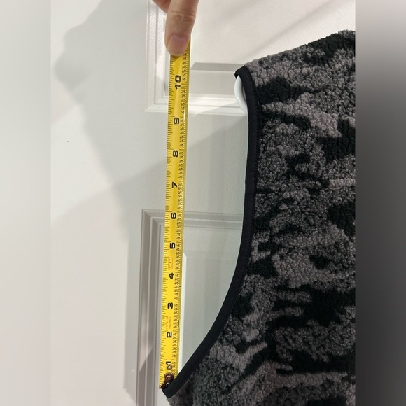 Vineyard Vines Camo Sherpa Harbor Vest Sz XL Cozy Outdoors Layering Preppy - Picture 9 of 11